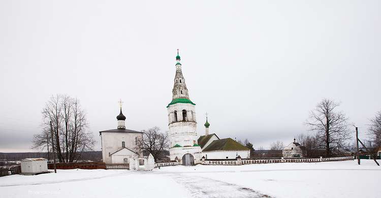 Падающая церковь Бориса и Глеба в селе Кидекша