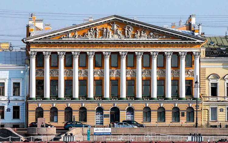 На Английской набережной можно заглянуть в Музей-Особняк Румянцева