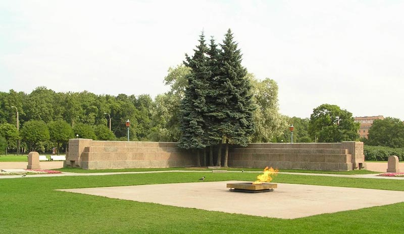 Вечный огонь на Марсовом поле в Петербурге