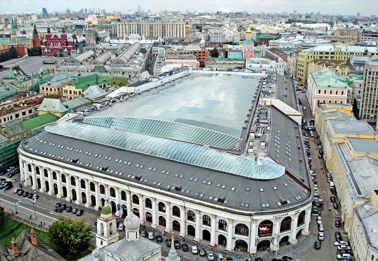 Периметр Гостиного двора сегодня объединен под одной стеклянной крышей