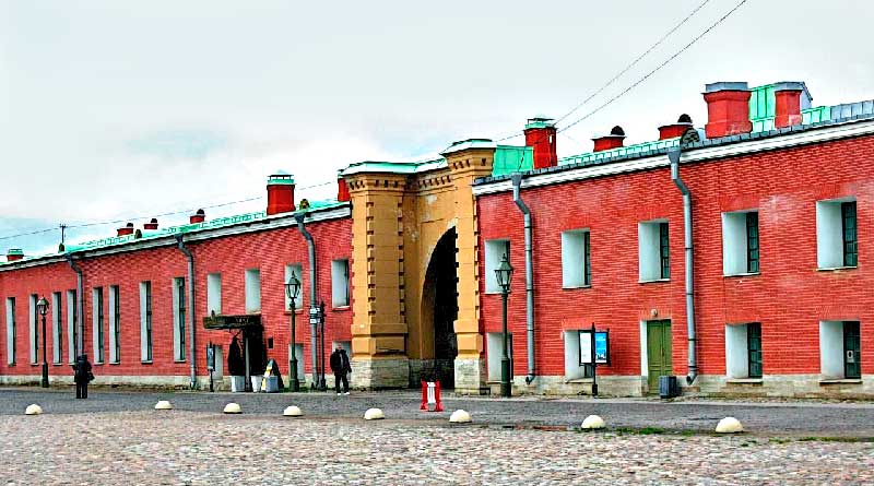 Васильевская куртина с Васильевскими воротами Петропавловской крепости