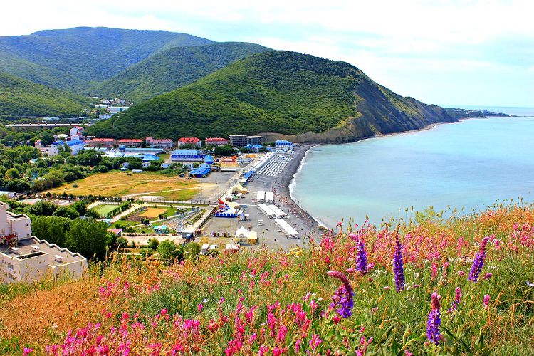 В Сукко есть возможность морских купаний и прогулок в горах