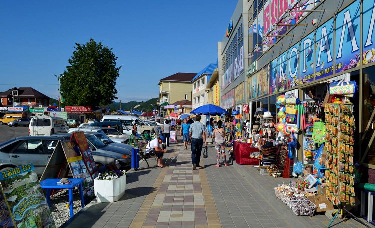 Природные красоты находятся в досягаемой близости от центра поселка