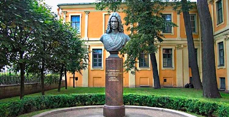Памятник Меншикову около Меншикова дворца