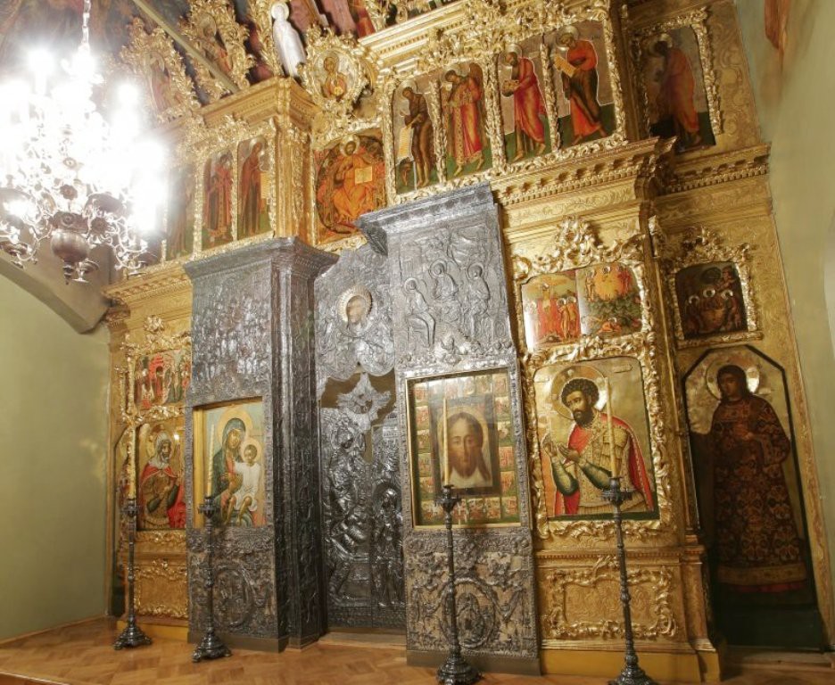 Необыкновенная аура царит в храме Спаса Нерукотворного