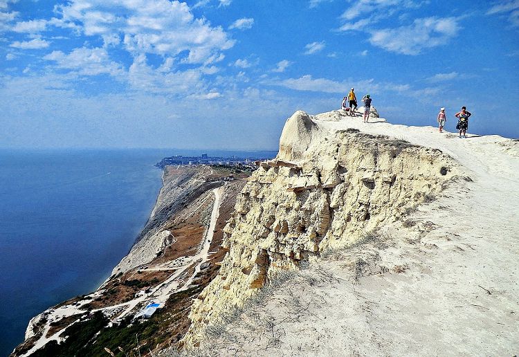 Ласточкины гнезда - самая популярная смотровая площадка Лысой горы
