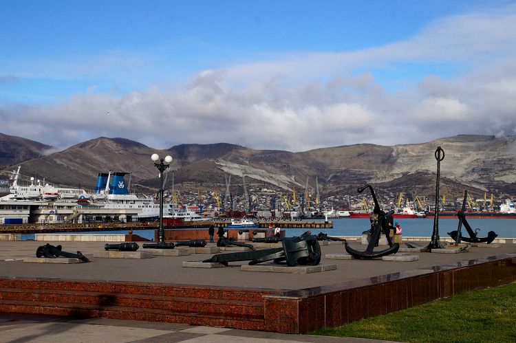В теплый солнечный день даже не верится, что в городе царит зима