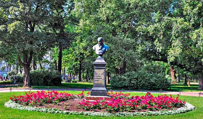 Бюст В.Жуковского в Александровском саду Петербурга