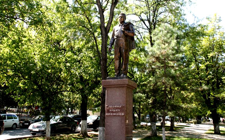Памятник Л.Брежневу, установленный в Новороссийске,один из немногих в стране