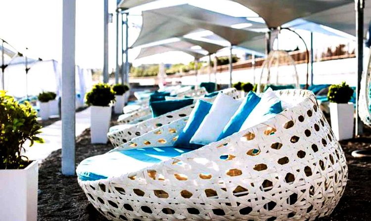 На пляже «Radisson Collection Paradise Resort" просто райская обстановка