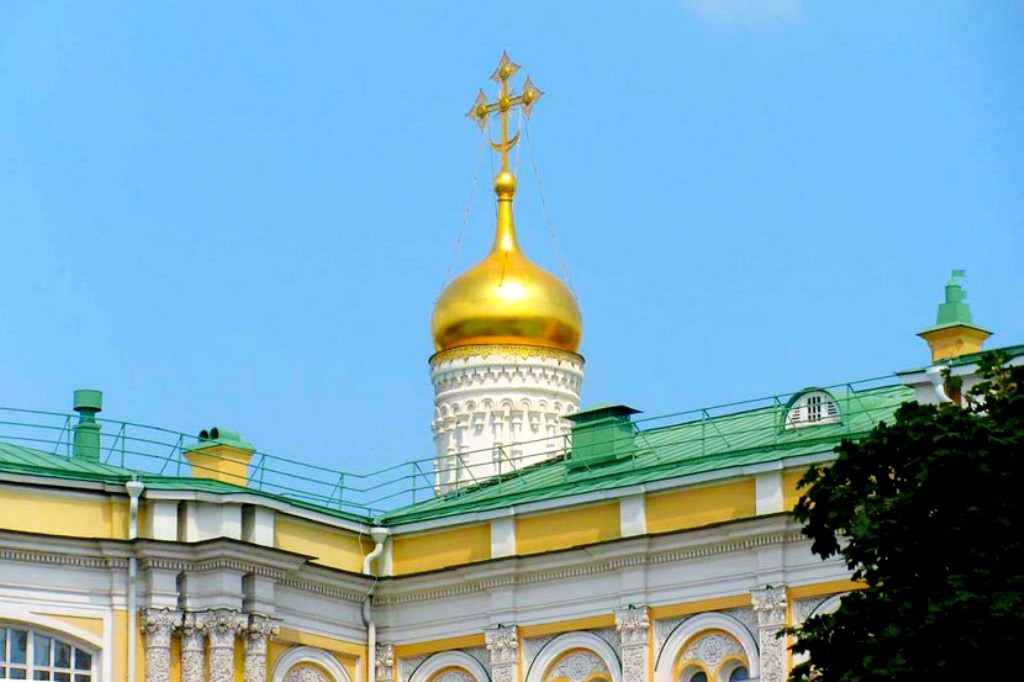 Местоположение Рождественского храма можно определить по его одинокой главке