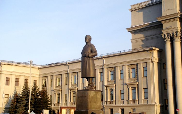 Памятник В.Куйбышеву появился на площади к концу 30-х годов 20 века
