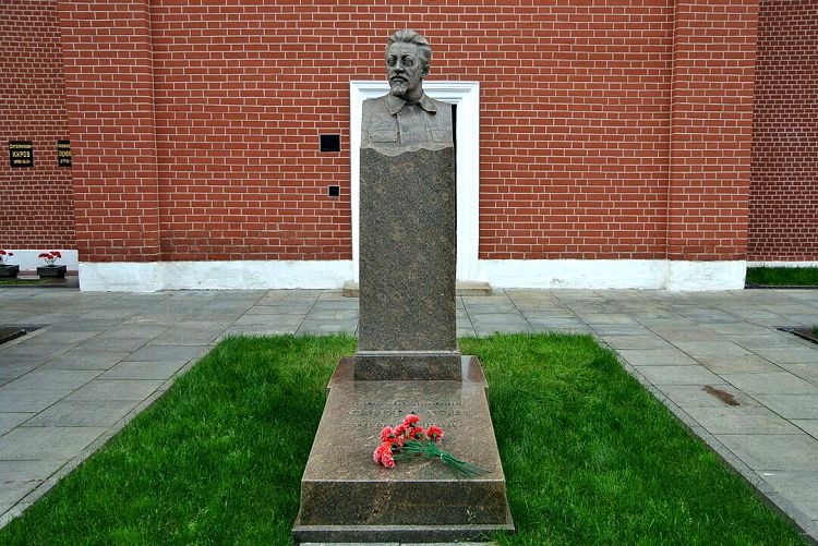 Первым персональным захоронением у Кремлевской стены стала могила Я.Свердлова