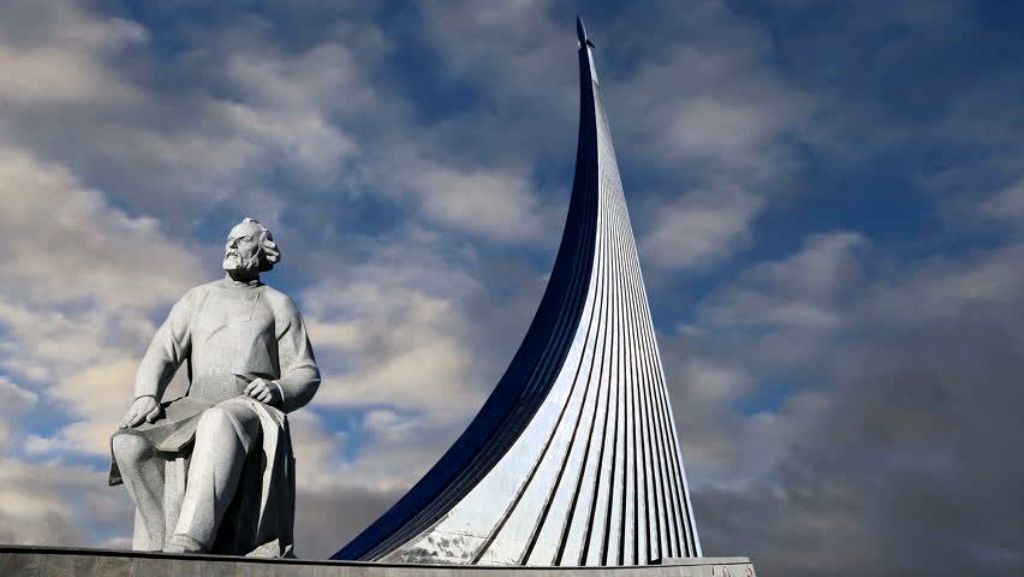 В нижней части монумента "Покорителям космоса" находится Музей космонавтики