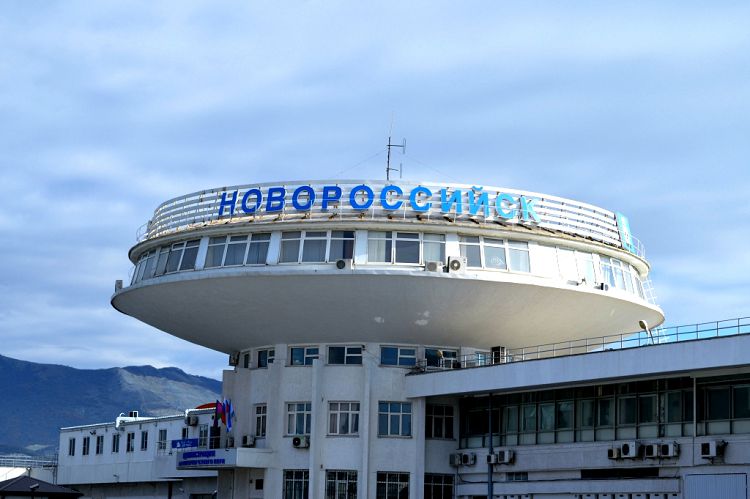 Прогуляться по крытой галерее Морпорта надо обязательно